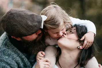 Familie gibt sich einen Kuss in Johannisthal